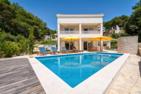 Charming Villa 30m from the beach, pool, 6 bedrooms, WiFi, Garden, Parking